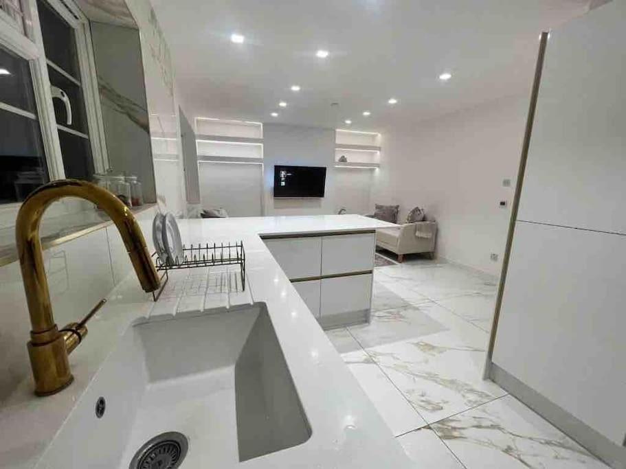 Premium Private Apartment Minutes To Central Лондон Екстериор снимка
